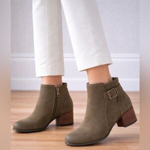 Vionic Sienna Waterproof Green Ankle Boots 8 Buckle Side Zip